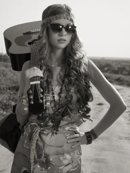 Chica romántica viajando con su guitarra — Foto de Stock