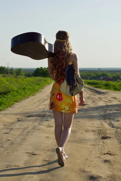 Romantyczne dziewczynka podróż z gitarą — Zdjęcie stockowe