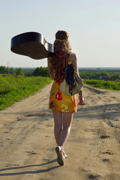 Menina romântica viajando com sua guitarra — Fotografia de Stock