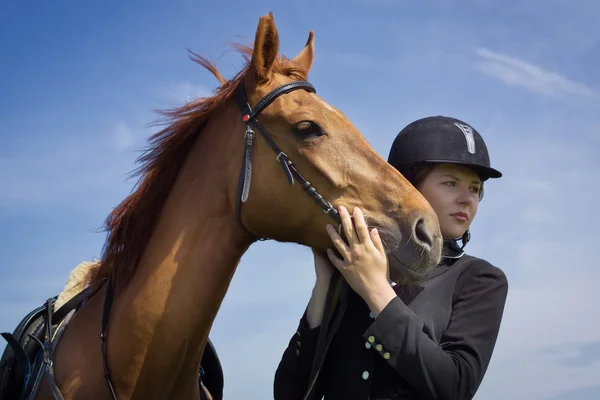 Menina bonita jockey com seu cavalo — Fotografia de Stock