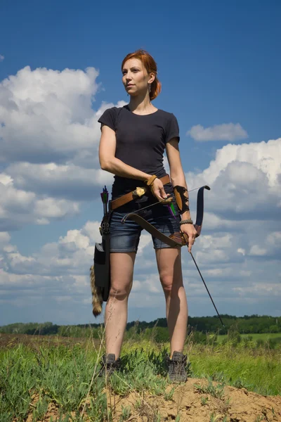 Mujer de tiro con arco con arco — Foto de Stock