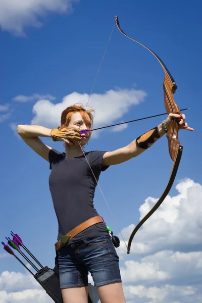 Tiro con l'arco donna pieghe arco arciere bersaglio stretto — Foto Stock