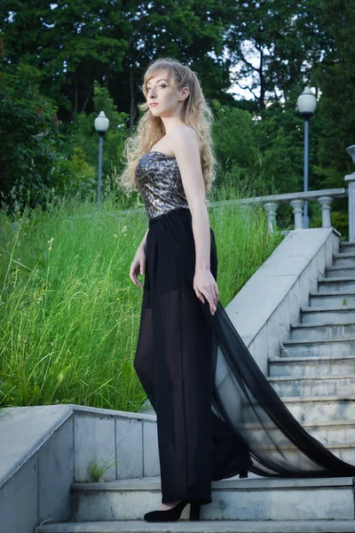 Bonita rubia en el parque de verano — Foto de Stock