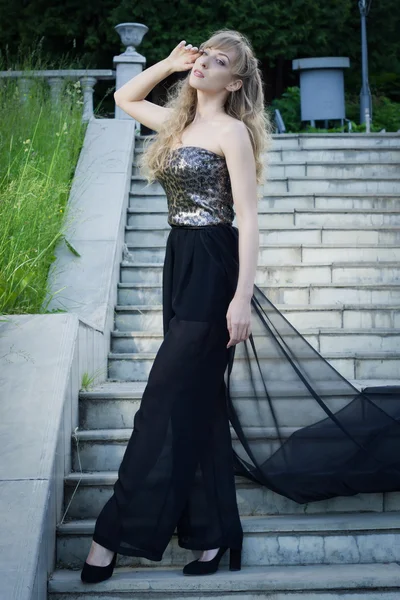 Bonita rubia en el parque de verano —  Fotos de Stock