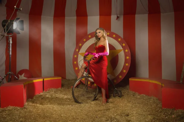 Cirkus skådespelerska på retro cykel — Stockfoto