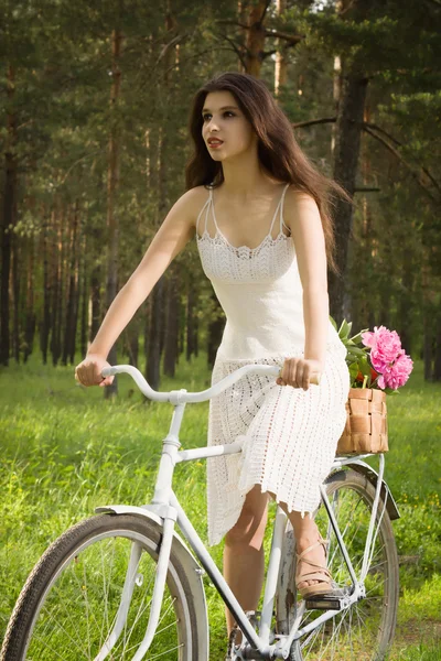 Joyeux jeune belle femme avec vélo rétro — Photo