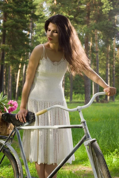 Feliz joven hermosa mujer con bicicleta retro —  Fotos de Stock