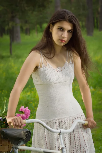 Jovem mulher bonita feliz com bicicleta retro — Fotografia de Stock
