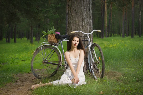 Gelukkig jonge mooie vrouw met retro fiets — Stockfoto