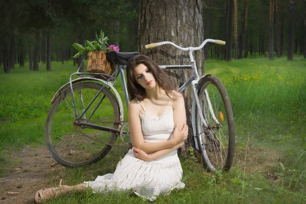 Glad ung vacker kvinna med retro cykel — Stockfoto