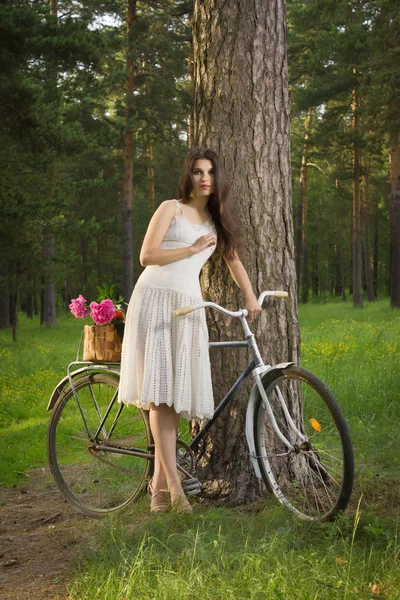 Feliz joven hermosa mujer con bicicleta retro — Foto de Stock