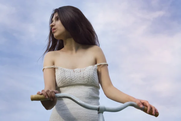 Ritratto di bella ragazza con bicicletta retrò — Foto Stock