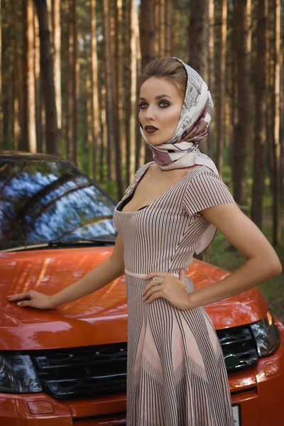 Señora en vestido vintage de pie cerca del coche —  Fotos de Stock