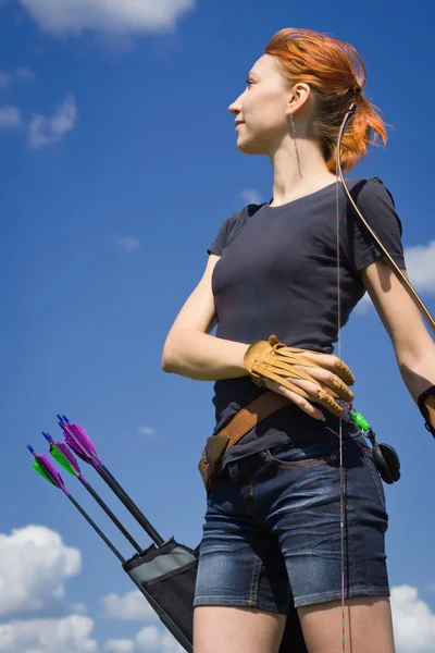 Mujer de tiro con arco con arco — Foto de Stock