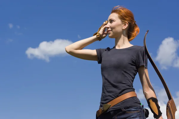 Tiro com arco mulher com um arco — Fotografia de Stock