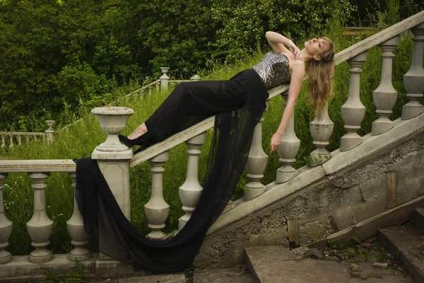 Bonita rubia en el parque de verano — Foto de Stock