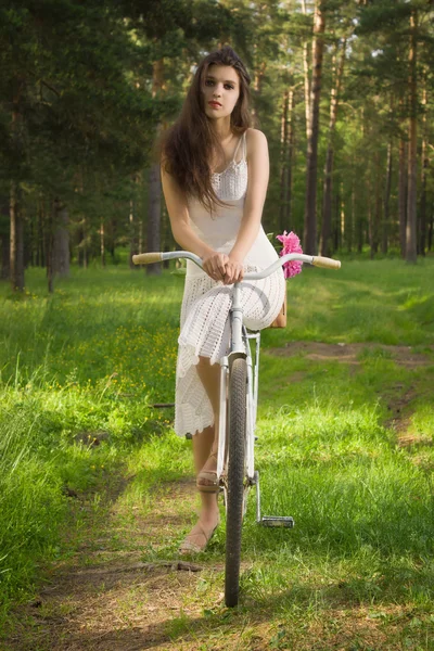 Счастливая молодая красивая женщина с ретро-велосипедом — стоковое фото