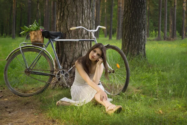 Felice giovane bella donna con bicicletta retrò — Foto Stock