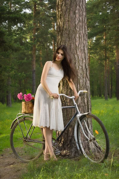 Glad ung vacker kvinna med retro cykel — Stockfoto