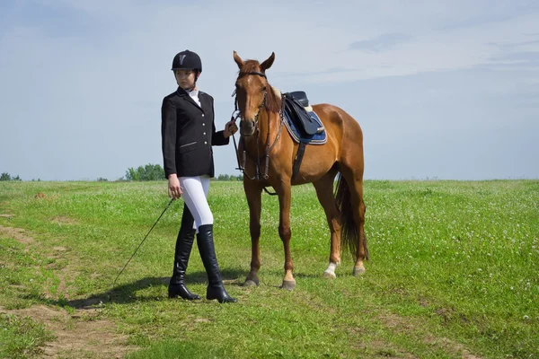 Menina bonita jockey com seu cavalo — Fotografia de Stock