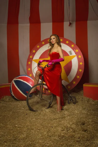 Circus actrice op retro fiets — Stockfoto