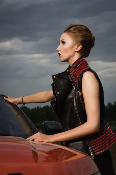 Модна жінка стоїть біля автомобіля — стокове фото