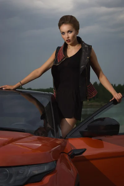 Femme de mode debout près du véhicule avec porte ouverte — Photo