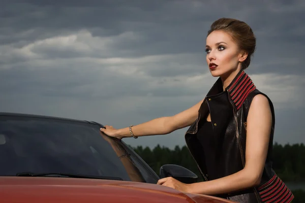 Modefrau steht neben Fahrzeug — Stockfoto