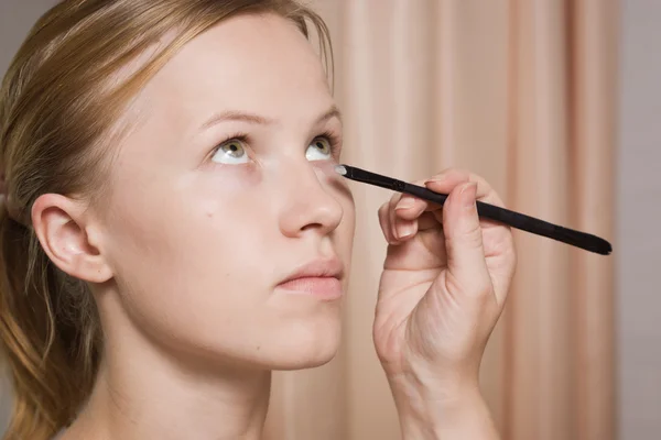 Make-up artist tillämpa flytande eyeliner med borste — Stockfoto