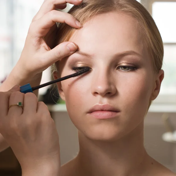 Make-up artist tillämpa flytande eyeliner med borste — Stockfoto