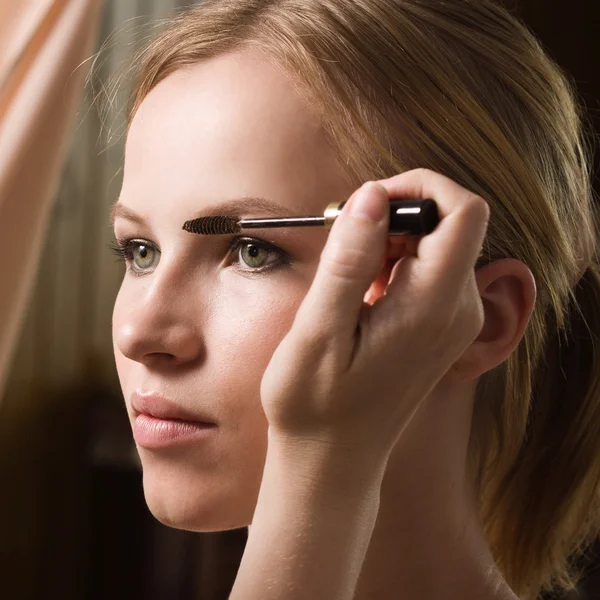 Maquiagem artista aplicando eyeliner líquido com escova — Fotografia de Stock
