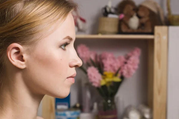 Belle jeune femme dans le salon de beauté — Photo