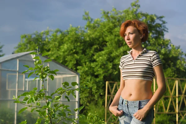 Gelukkig vrouwelijke boer tuinieren — Stockfoto