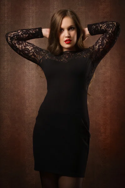 Ładna kobieta w czarnej sukience w ciemnym pokoju — Zdjęcie stockowe