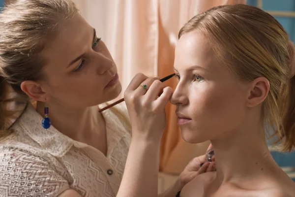 Make-up artist tillämpa flytande eyeliner med borste — Stockfoto