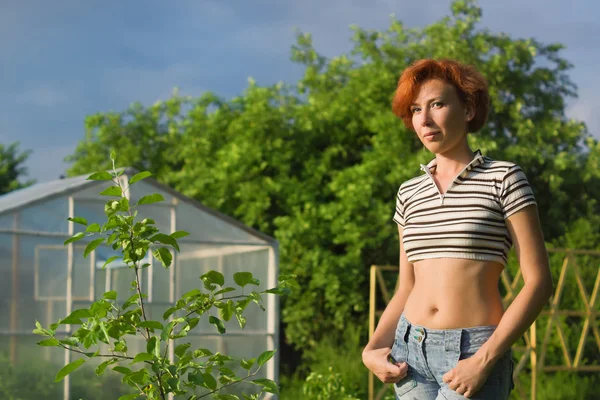 Felice agricoltore giardinaggio femminile — Foto Stock