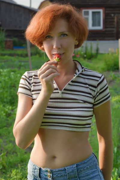 Felice agricoltore giardinaggio femminile — Foto Stock