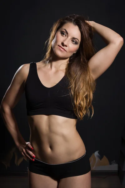 Mujer deportiva en el gimnasio — Foto de Stock