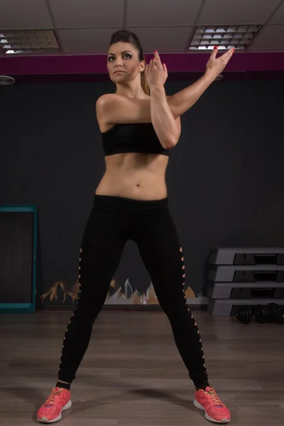 Mujer deportiva en el gimnasio — Foto de Stock