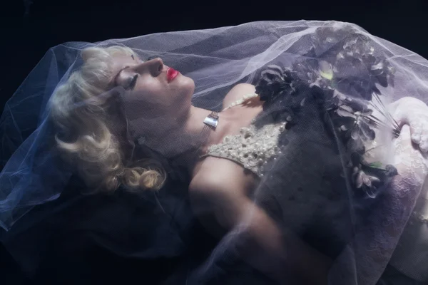 眠れる森の美女。白いドレスで美しい生気のない花嫁 — ストック写真