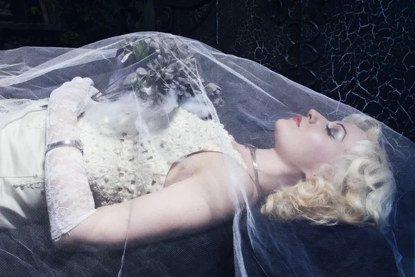 眠れる森の美女。横になっている白いドレスで美しい生気のない花嫁 — ストック写真