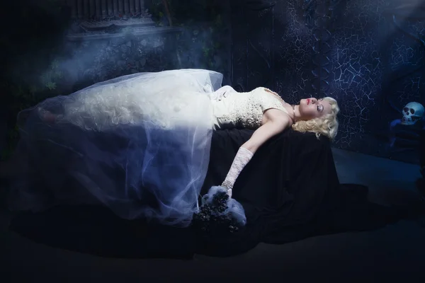 Śpiąca Królewna. Pięknej narzeczonej martwe w kłamstwa o białej sukni — Zdjęcie stockowe