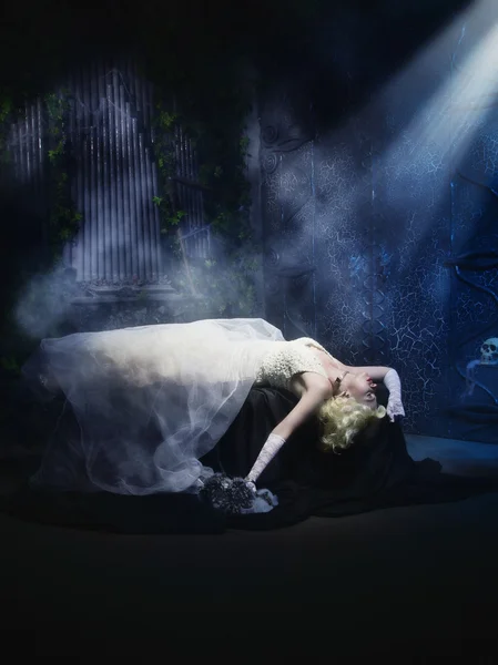 Sleeping Beauty. Mooie levenloze bruid in witte jurk liggen o — Stockfoto