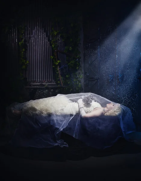 眠れる森の美女。横になっている白いドレスで美しい生気のない花嫁 — ストック写真