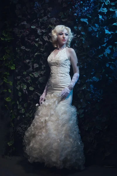 Beautiful gothic woman in white dress and roses — Stock Photo, Image