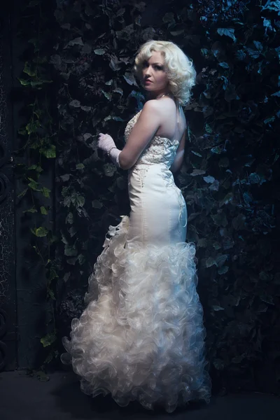 Gyönyörű gótikus nő fehér ruhában és rózsák — Stock Fotó