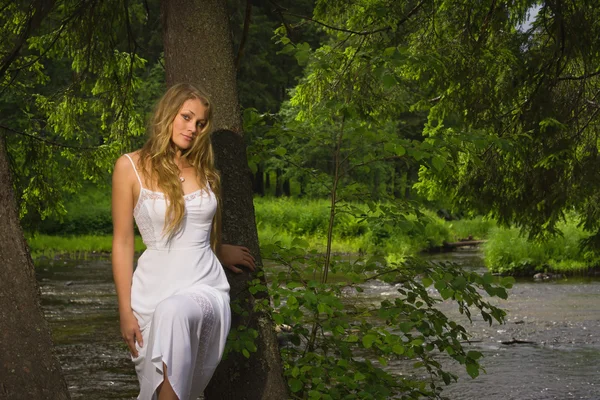 Mooie vrouw in een wild bos — Stockfoto