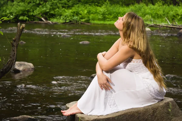 Mooie vrouw in een wild bos — Stockfoto