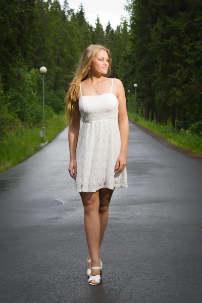 Belle fille marchant dans un parc verdoyant le jour d'été pluvieux — Photo