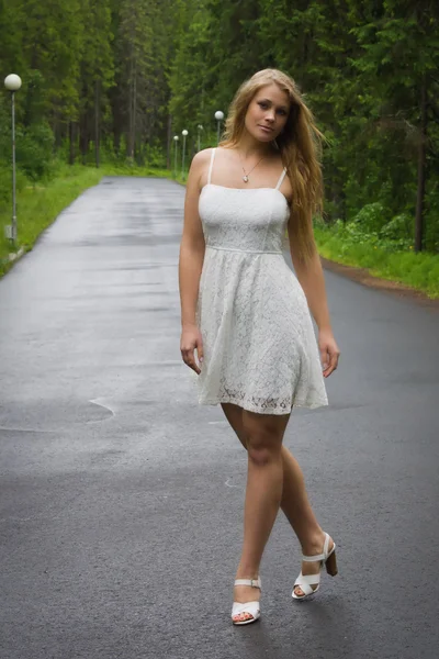 Menina bonita andando no parque verde no dia de verão chuvoso — Fotografia de Stock